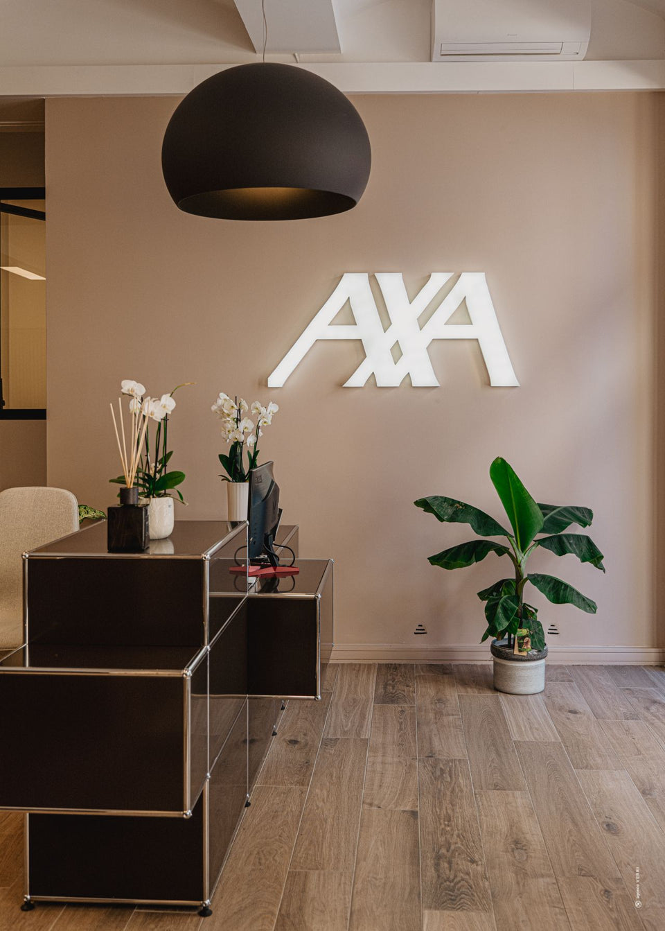 Nouvelle enseigne et vitrophanie pour l’agence AXA